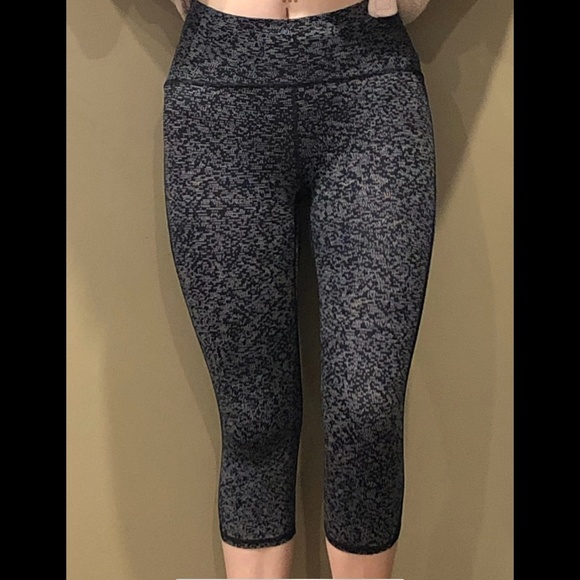 Lulu Lemon Train Times Crop - Picture 1 of 7